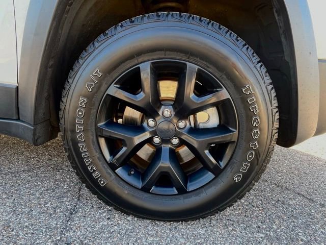 Used 2018 Jeep Cherokee Trailhawk image 9