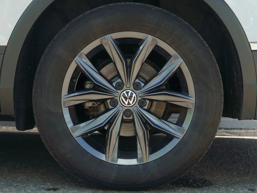 Used 2023 Volkswagen Tiguan SE w/ Panoramic Sunroof Package AWD/4WD image 13