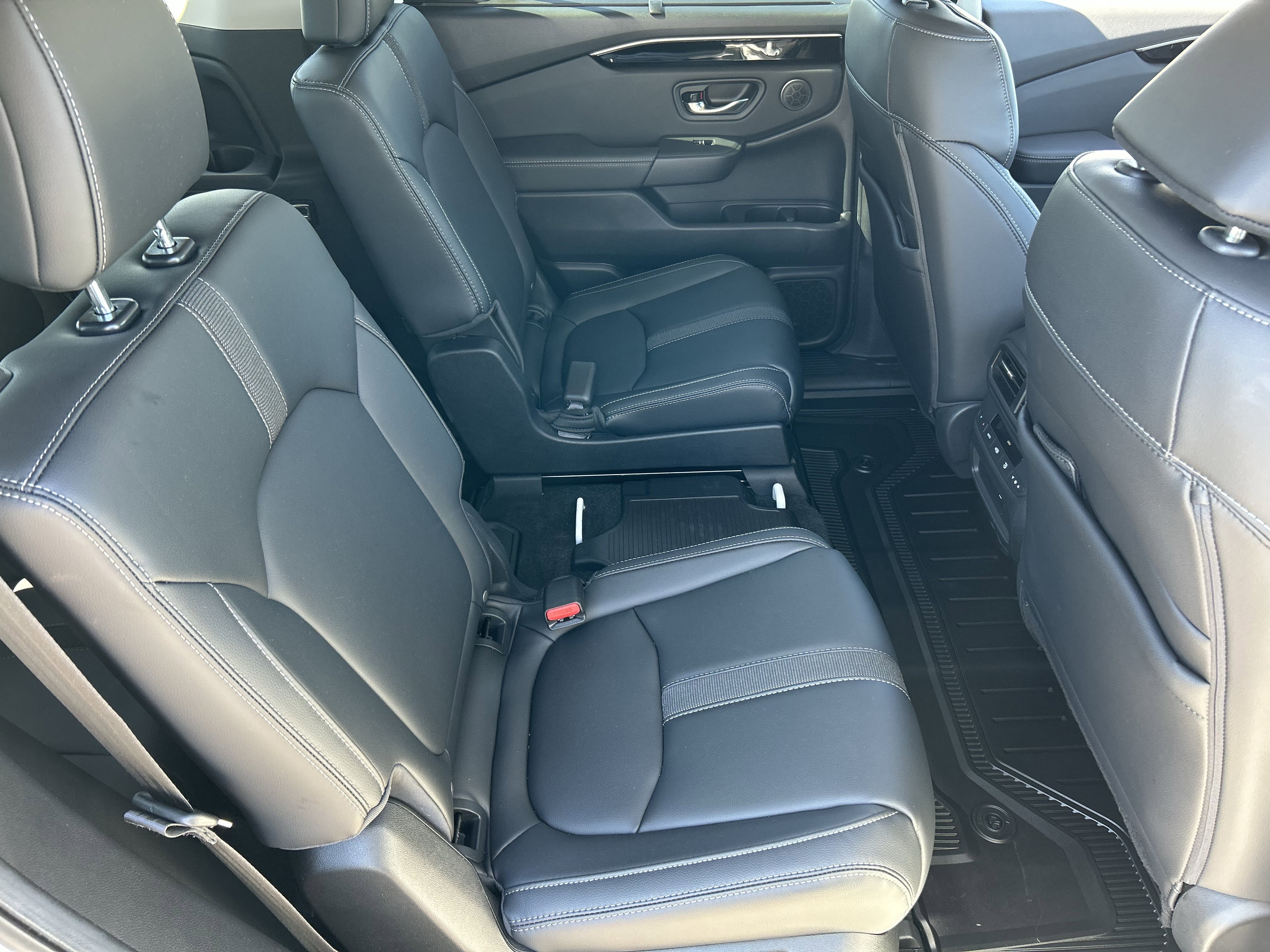 Used 2025 Honda Pilot EX-L image 12