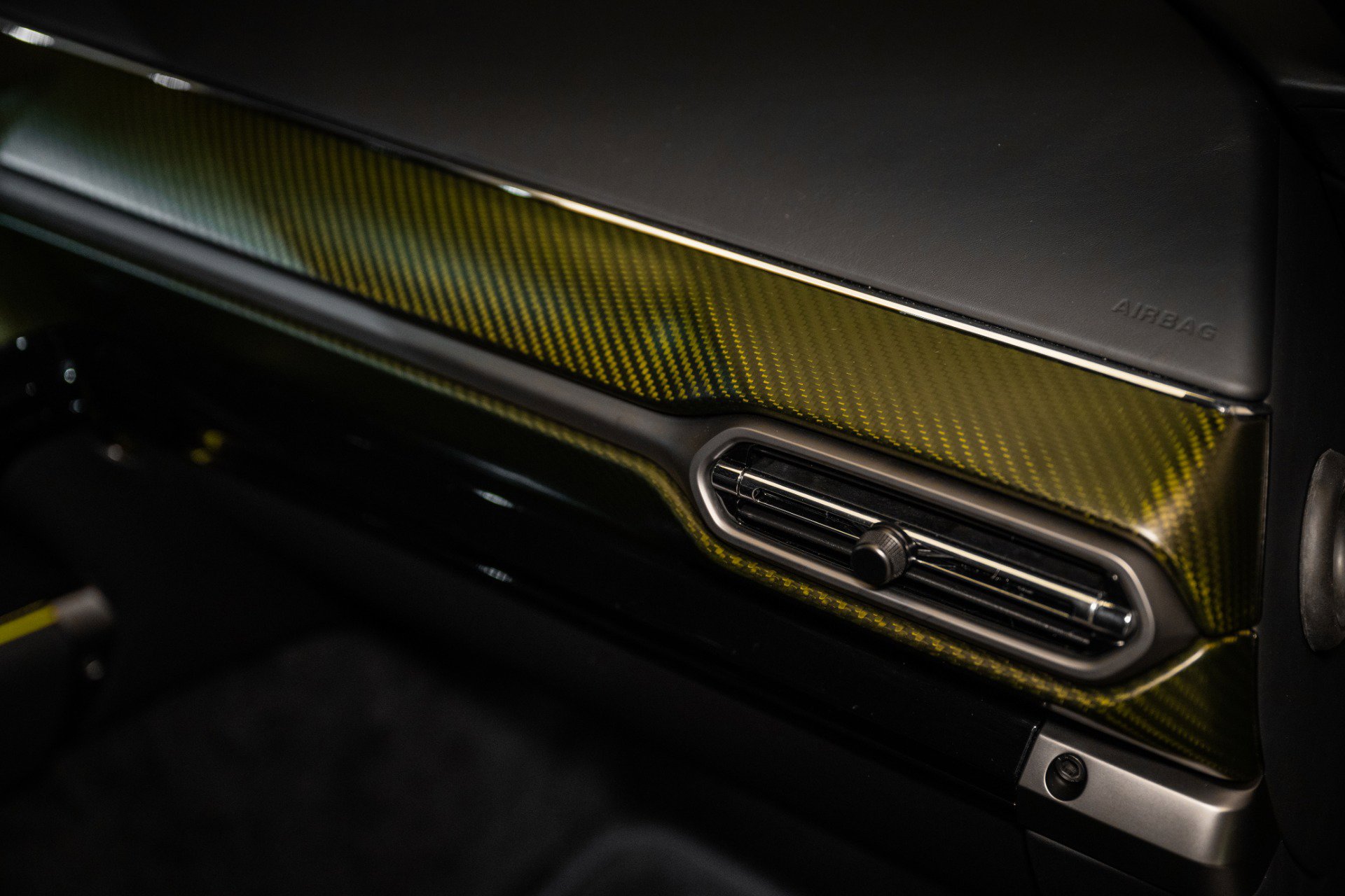 Used 2025 Aston Martin V8 Vantage Coupe image 34