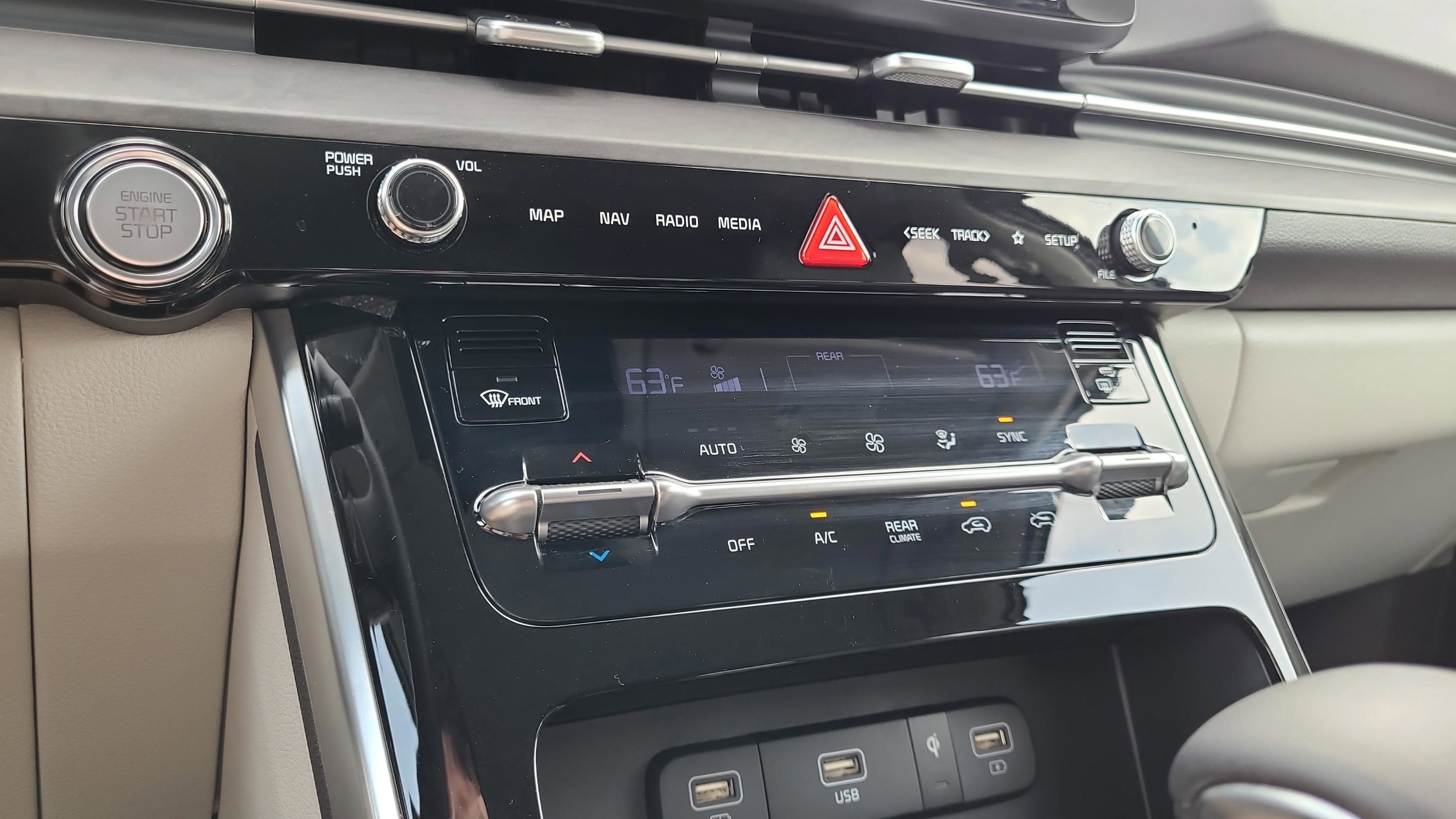 Used 2024 Kia Carnival EX image 20