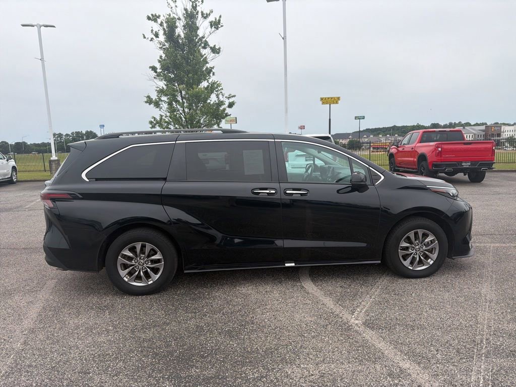 Used 2024 Toyota Sienna XLE FWD image 6