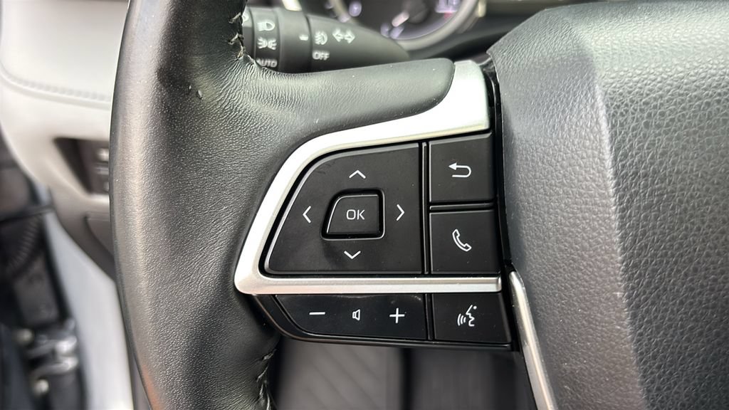 Used 2023 Toyota Highlander XLE AWD/4WD image 19