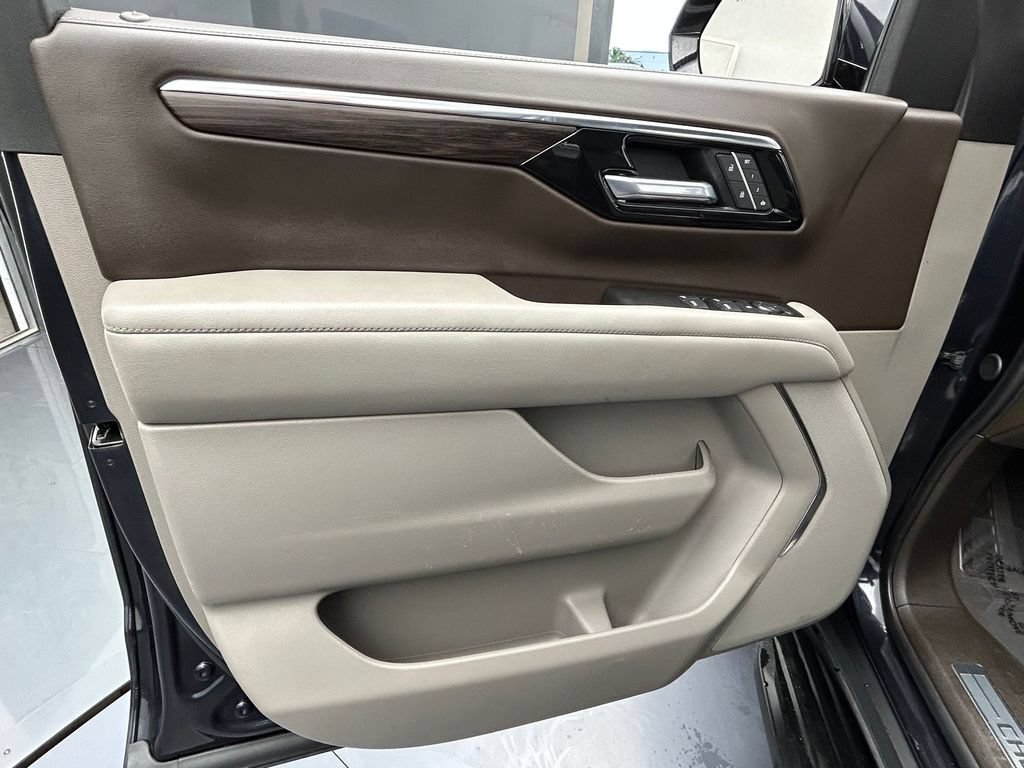 Used 2025 Chevrolet Suburban LT RWD image 52