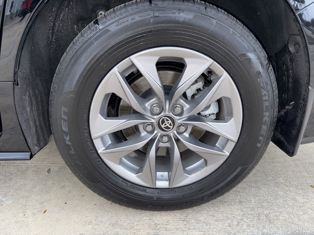 Used 2025 Toyota Sienna XLE image 38