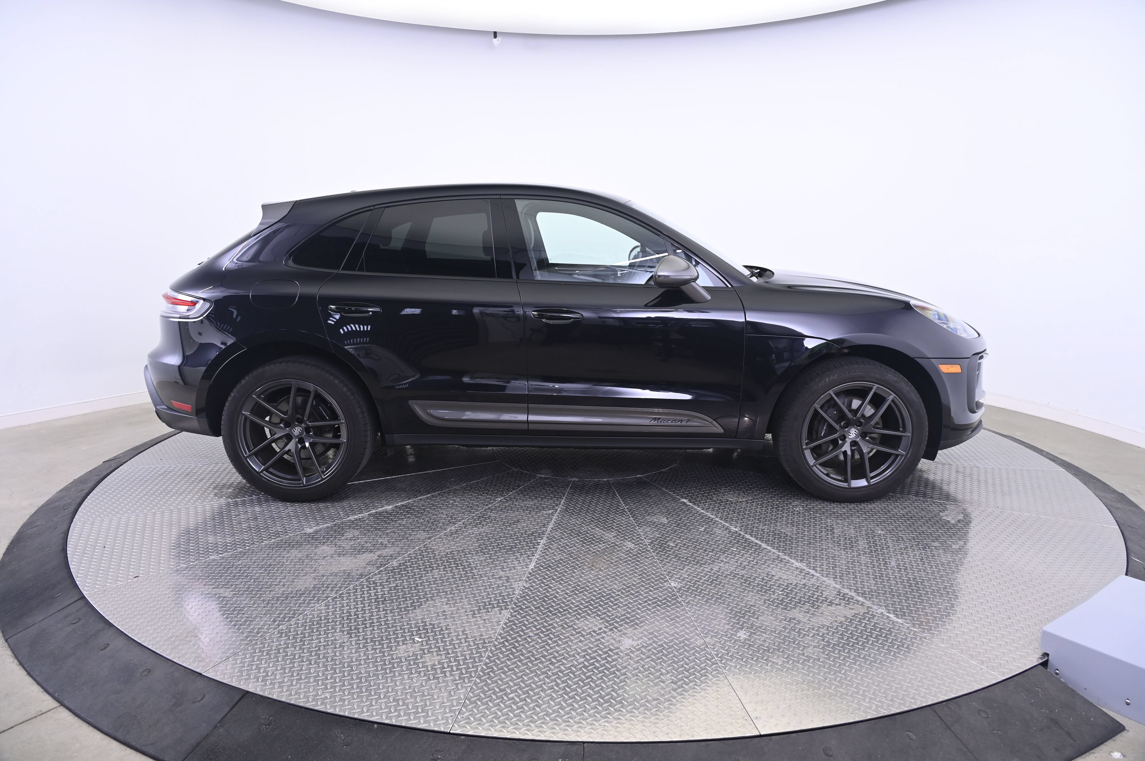 Certified 2023 Porsche Macan Turbo AWD/4WD image 8