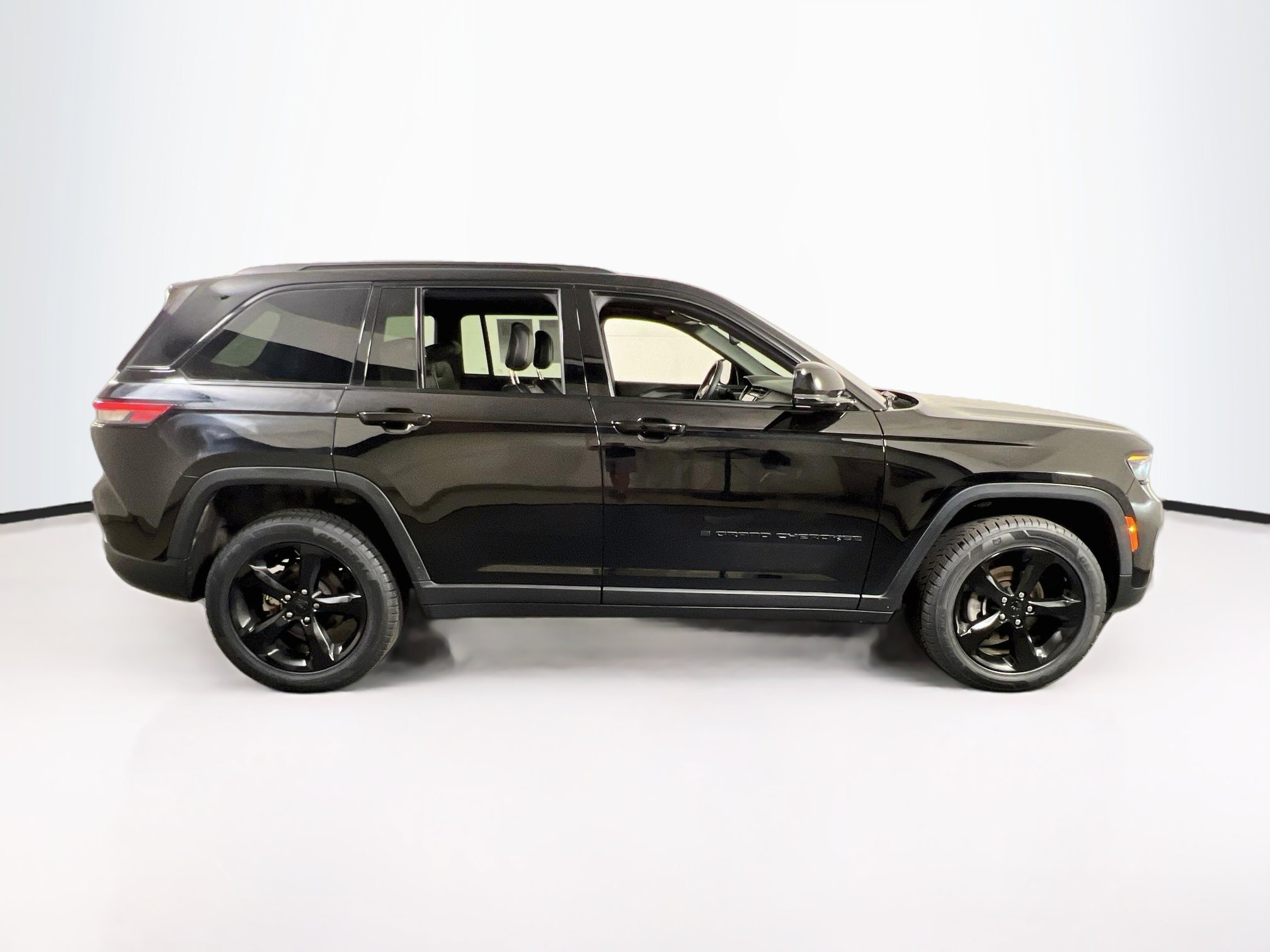 Used 2023 Jeep Grand Cherokee Altitude AWD/4WD image 4