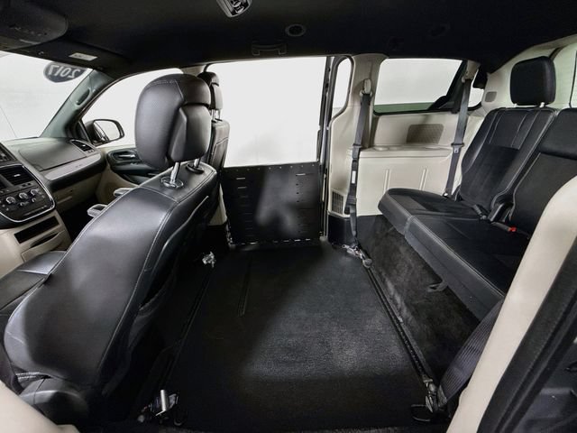 Used 2017 Dodge Grand Caravan SXT FWD image 9