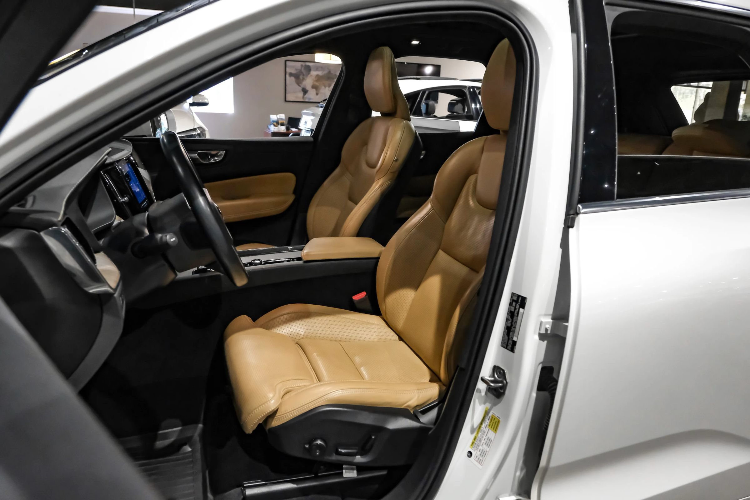 Used 2022 Volvo XC60 B5 Inscription w/ Advanced Package FWD image 27