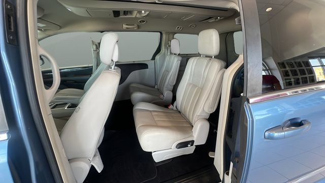 Used 2011 Chrysler Town & Country Touring-L w/ Entertainment Group #2 FWD image 17