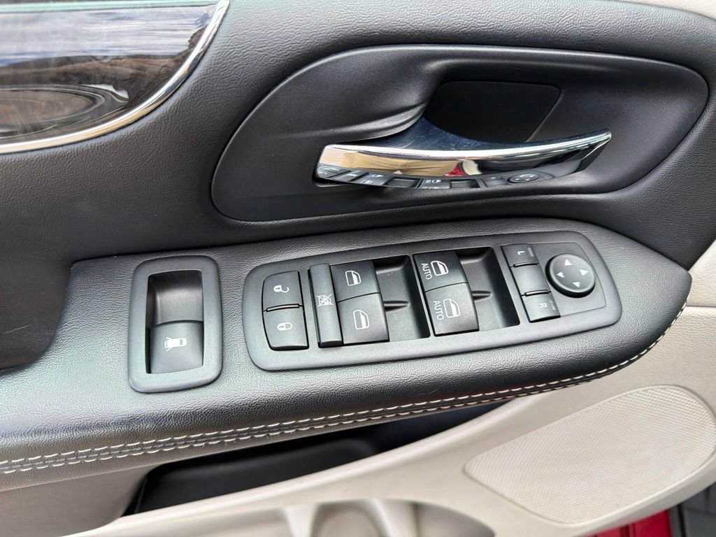 Used 2014 Chrysler Town & Country Touring FWD image 12