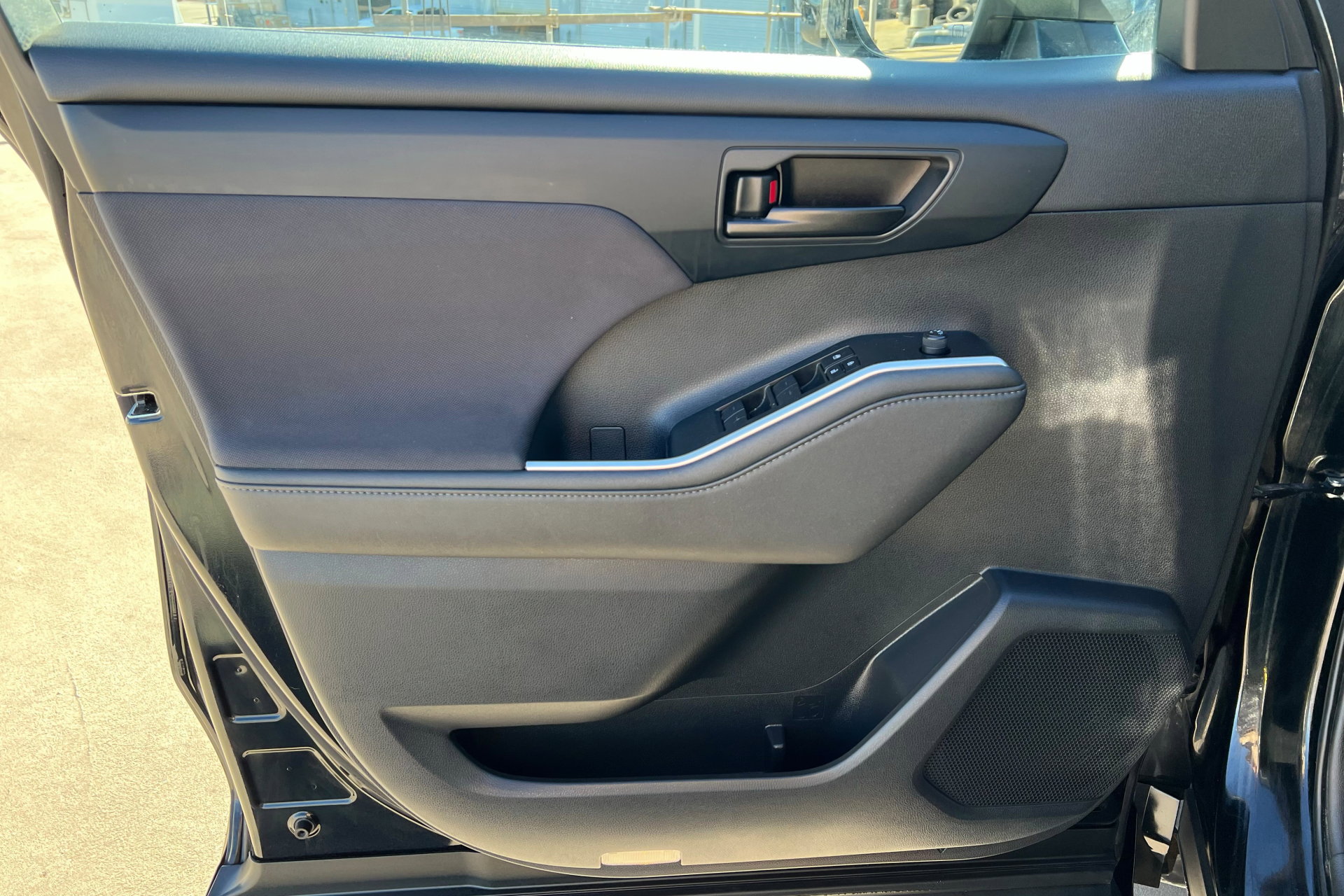 Used 2024 Toyota Highlander LE image 15