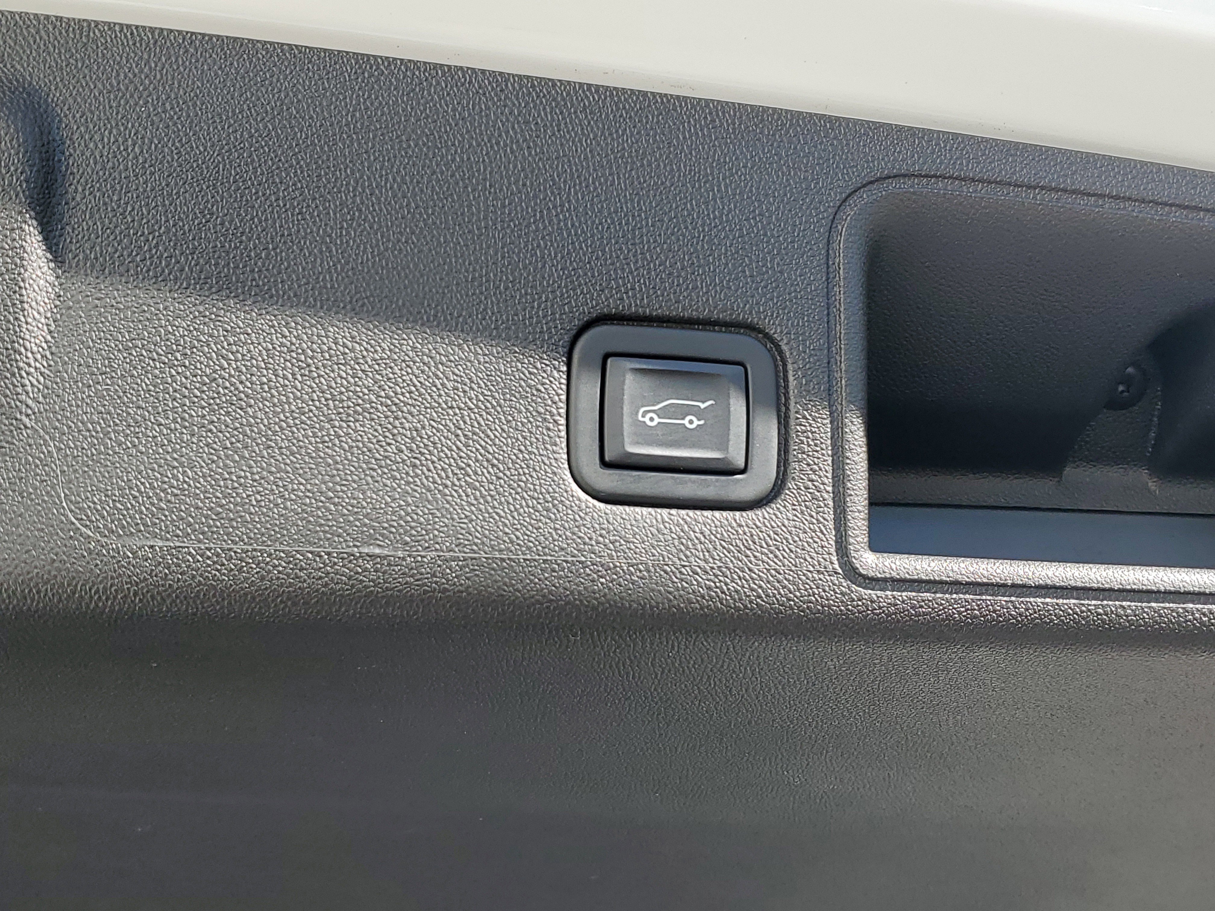 Used 2023 GMC Terrain SLE w/ Driver Convenience Package image 10