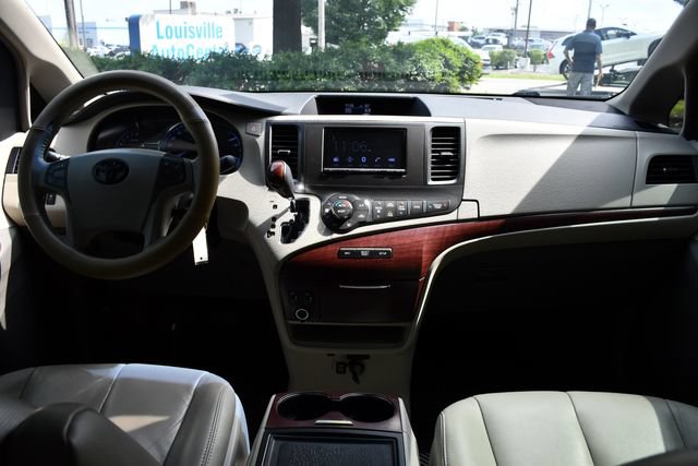Used 2013 Toyota Sienna XLE FWD image 17