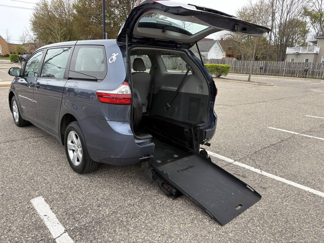 Used 2017 Toyota Sienna L FWD image 30