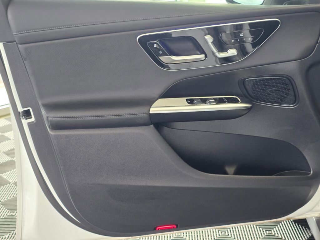 Used 2024 Mercedes-Benz GLC 300 4MATIC image 22