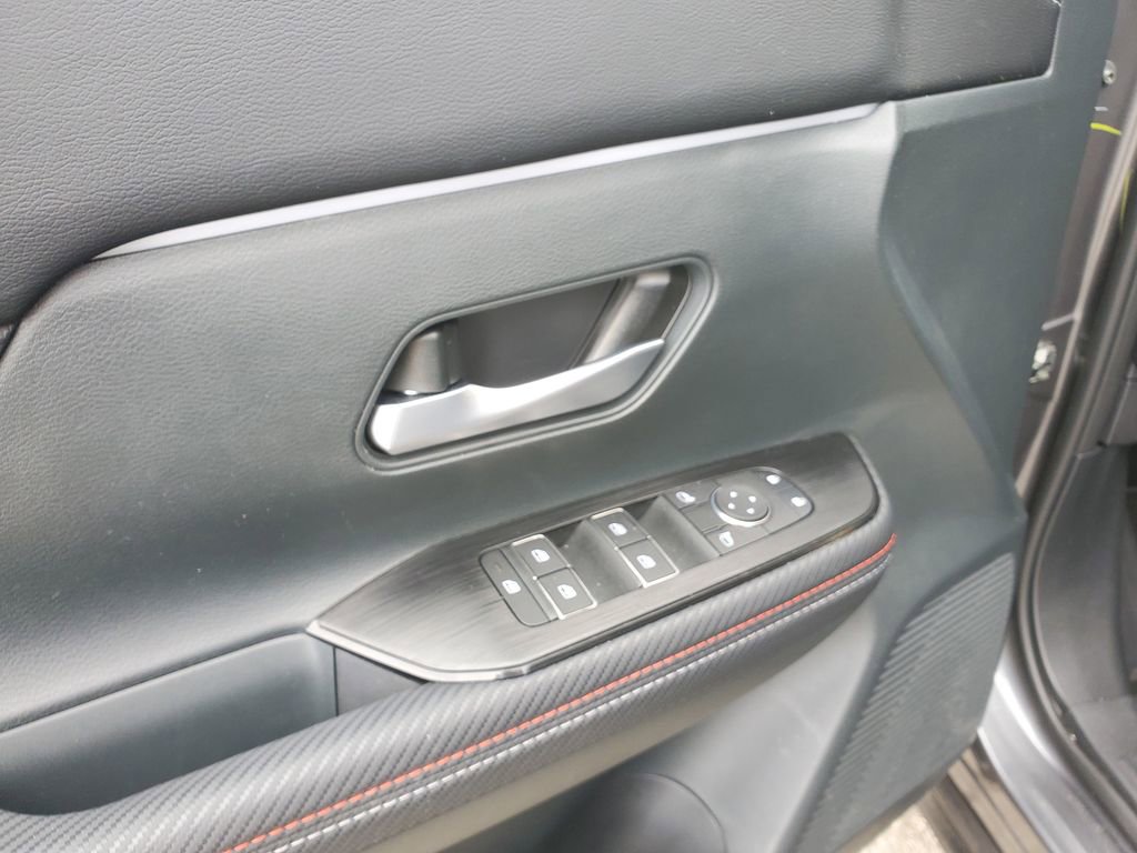 Used 2025 Nissan Kicks SR AWD/4WD image 15