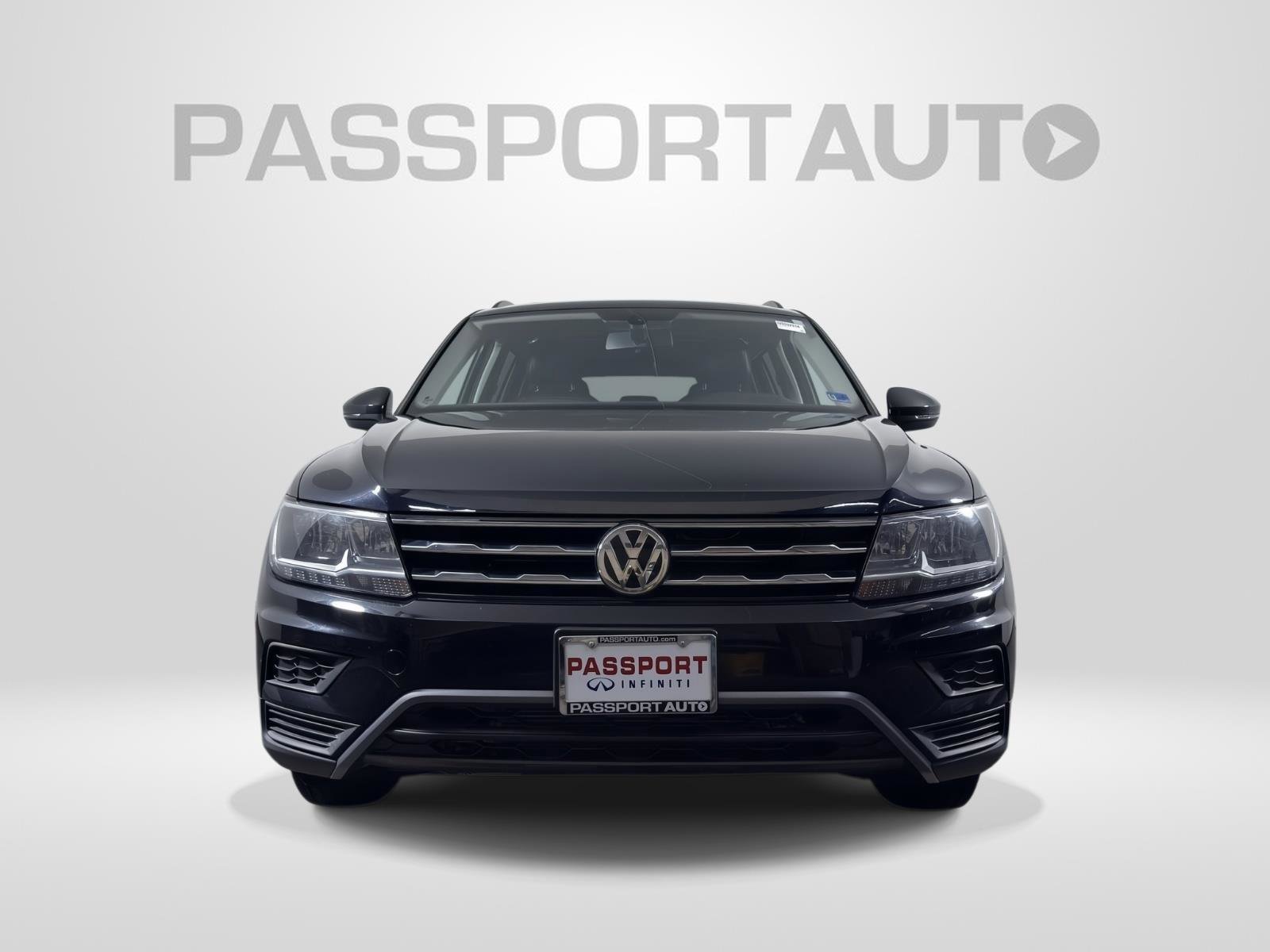 Used 2018 Volkswagen Tiguan SE w/ Panoramic Sunroof Package FWD image 2