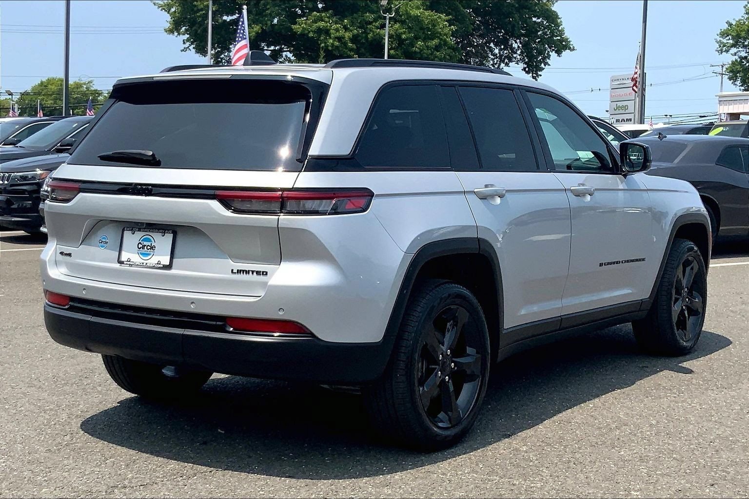 Certified 2024 Jeep Grand Cherokee Limited w/ Black Appearance Package AWD/4WD image 11