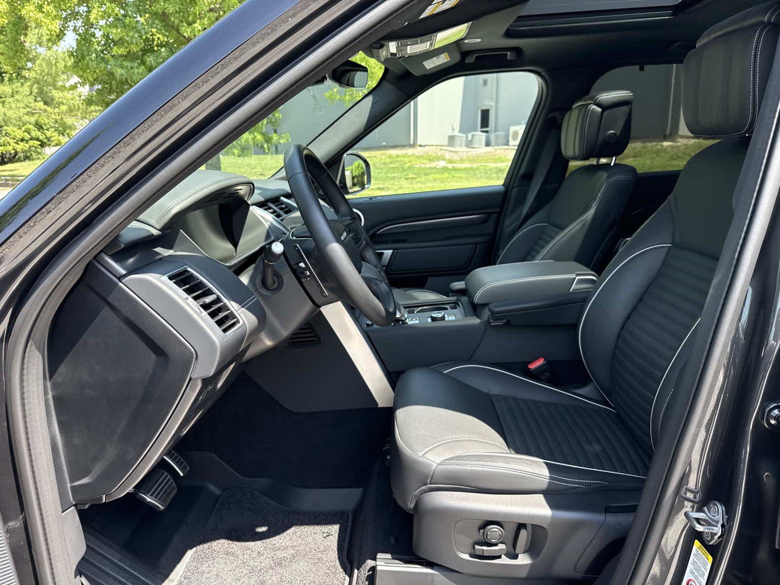 Used 2024 Land Rover Discovery Metropolitan Edition AWD/4WD image 14