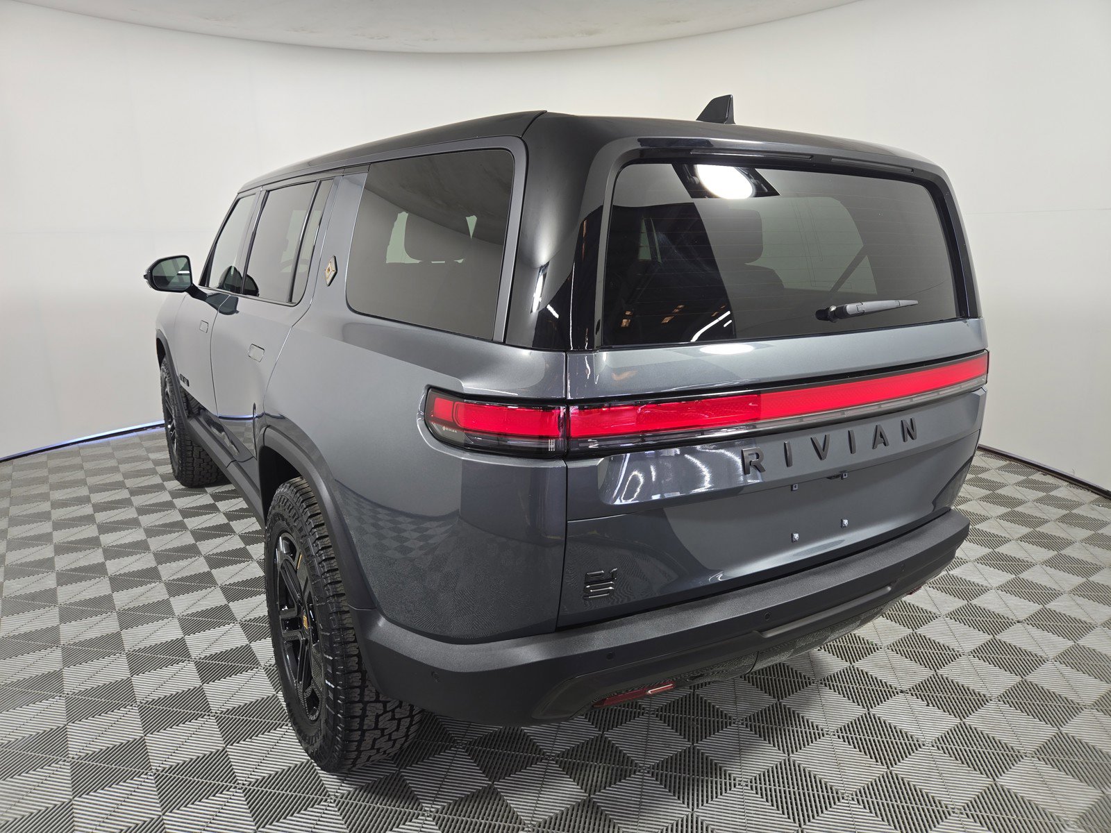 Used 2025 Rivian R1S Adventure image 3