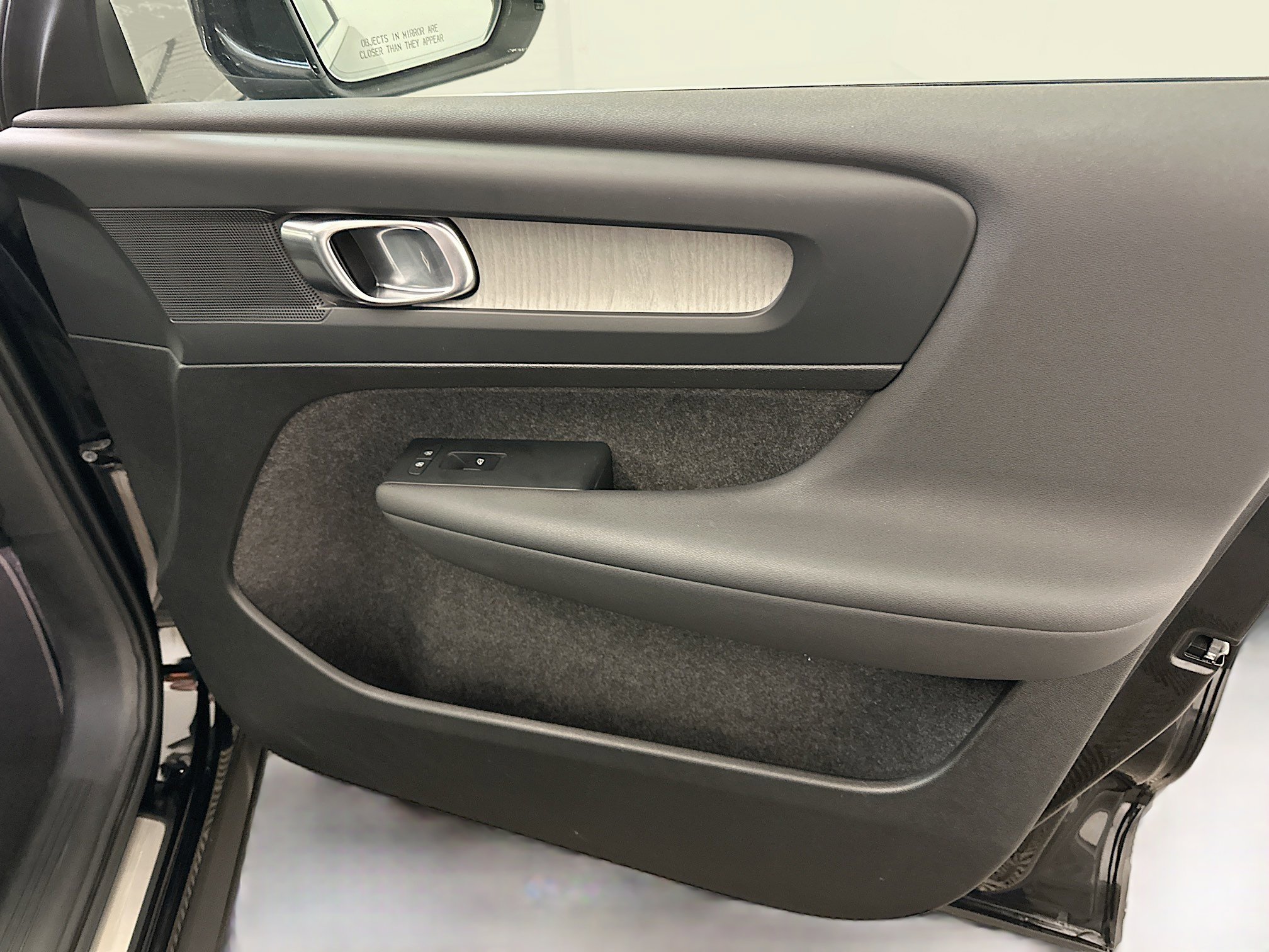 Used 2025 Volvo XC40 B5 Plus image 35