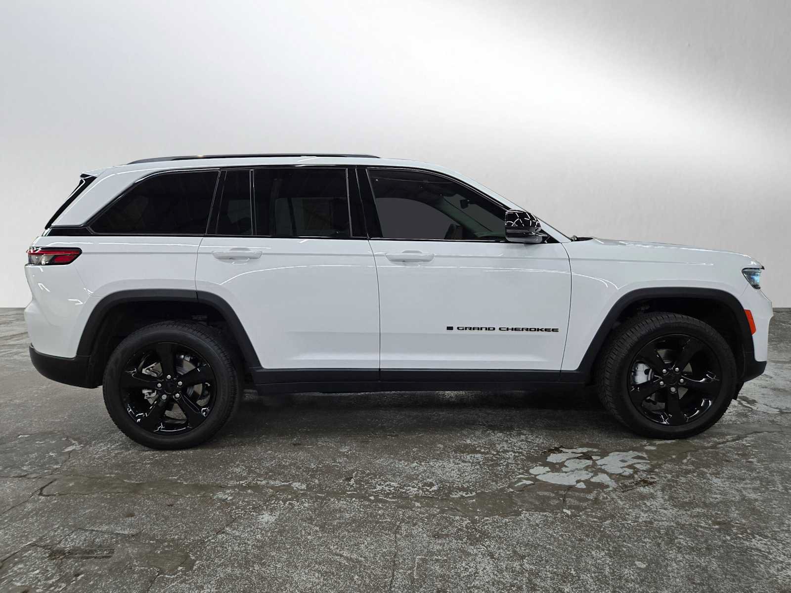 Used 2023 Jeep Grand Cherokee Limited w/ Black Appearance Package AWD/4WD image 2