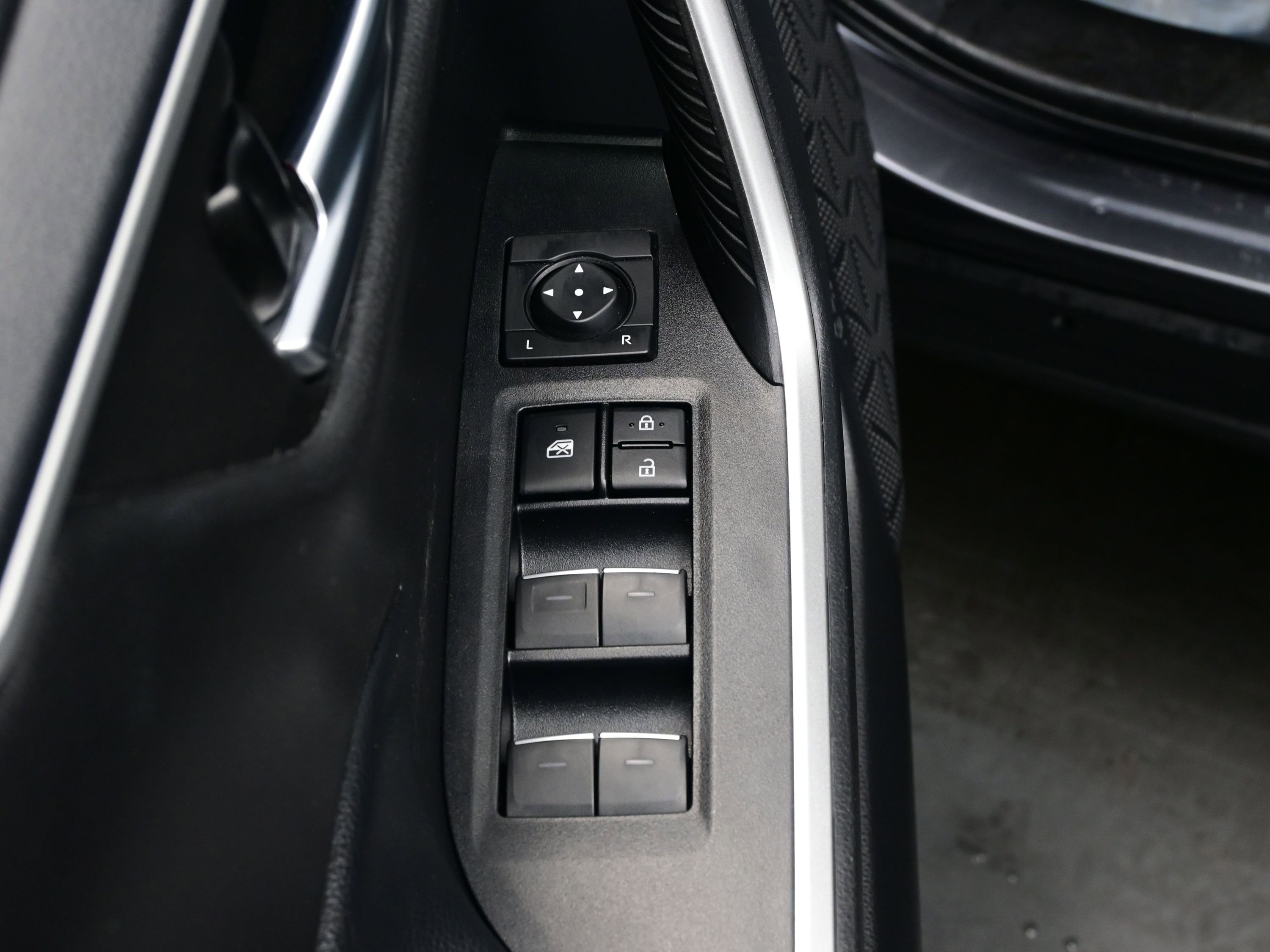 Used 2022 Toyota RAV4 XLE image 10