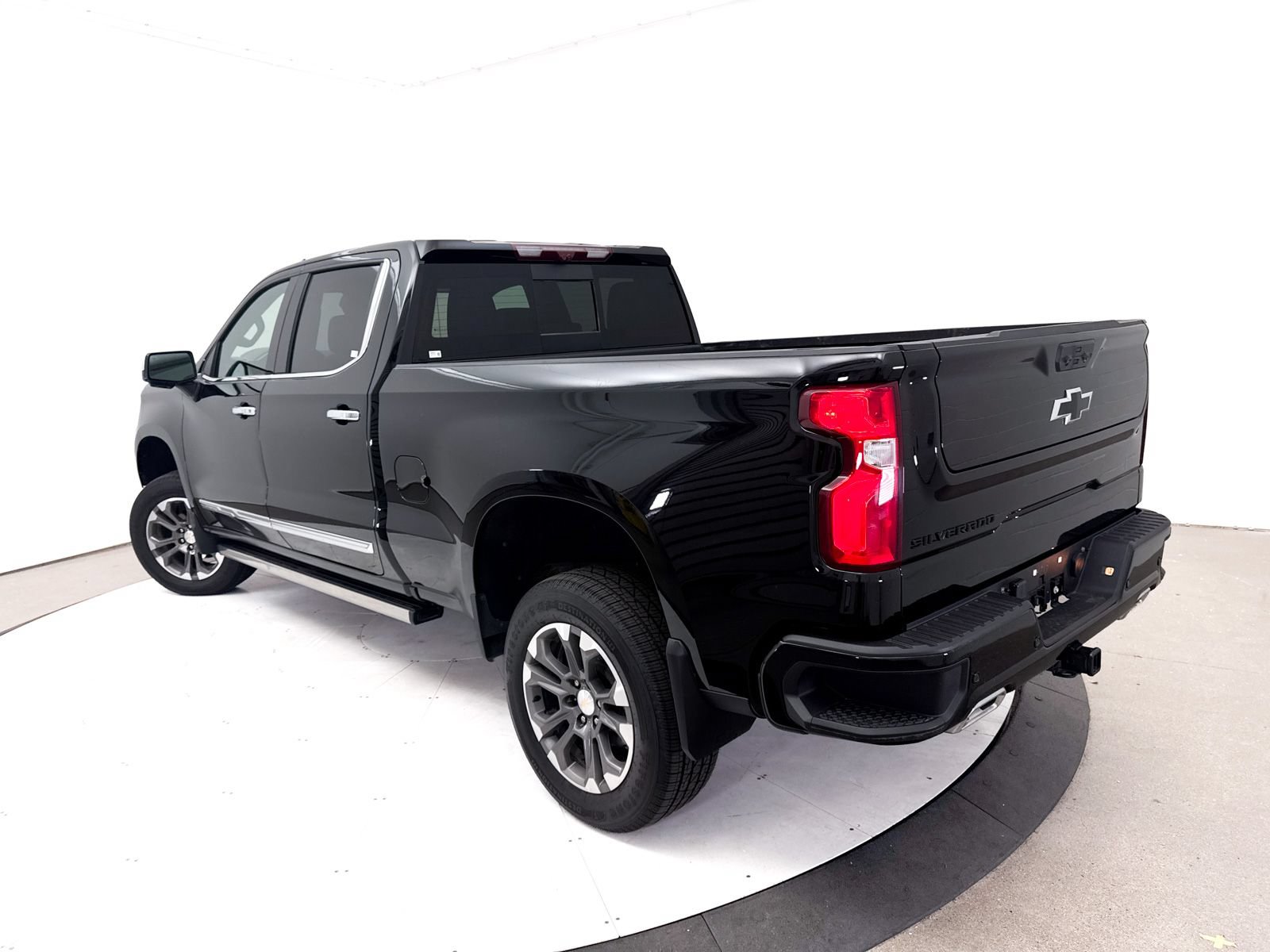 Used 2024 Chevrolet Silverado 1500 High Country w/ Technology Package AWD/4WD image 2