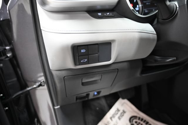 Used 2021 Toyota Highlander XLE AWD/4WD image 28