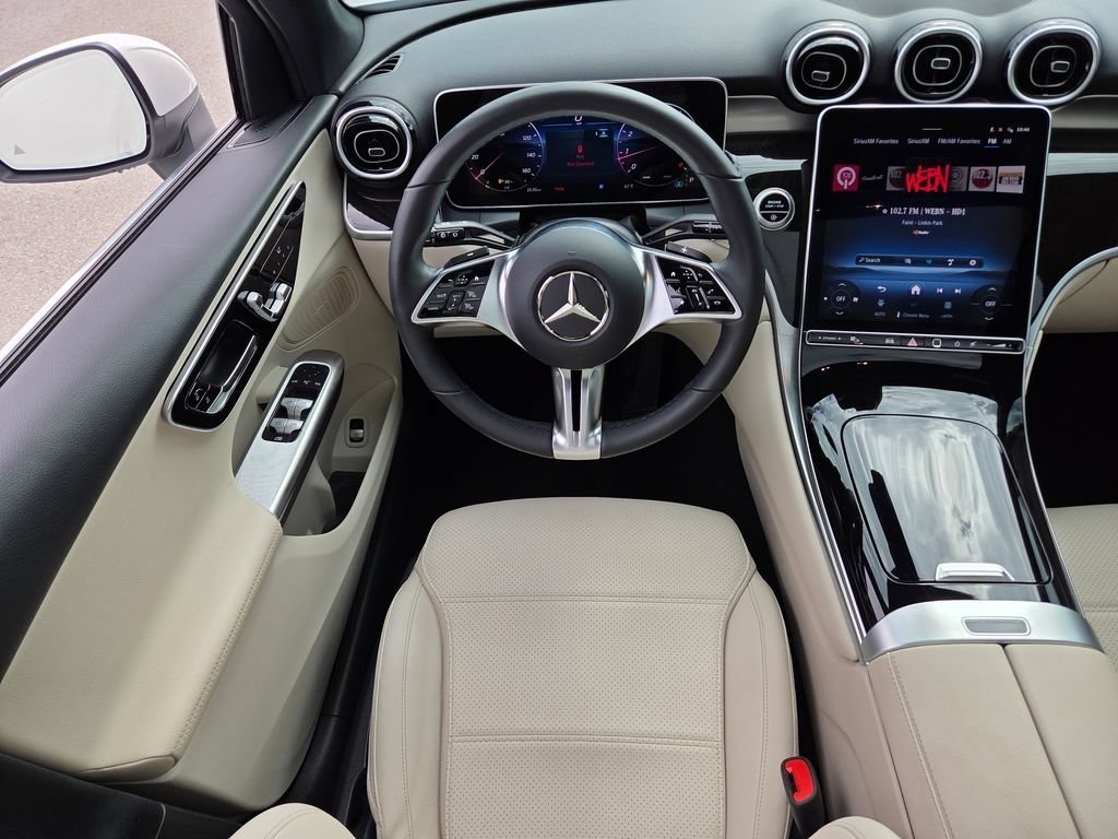 Used 2025 Mercedes-Benz GLC 300 4MATIC image 4