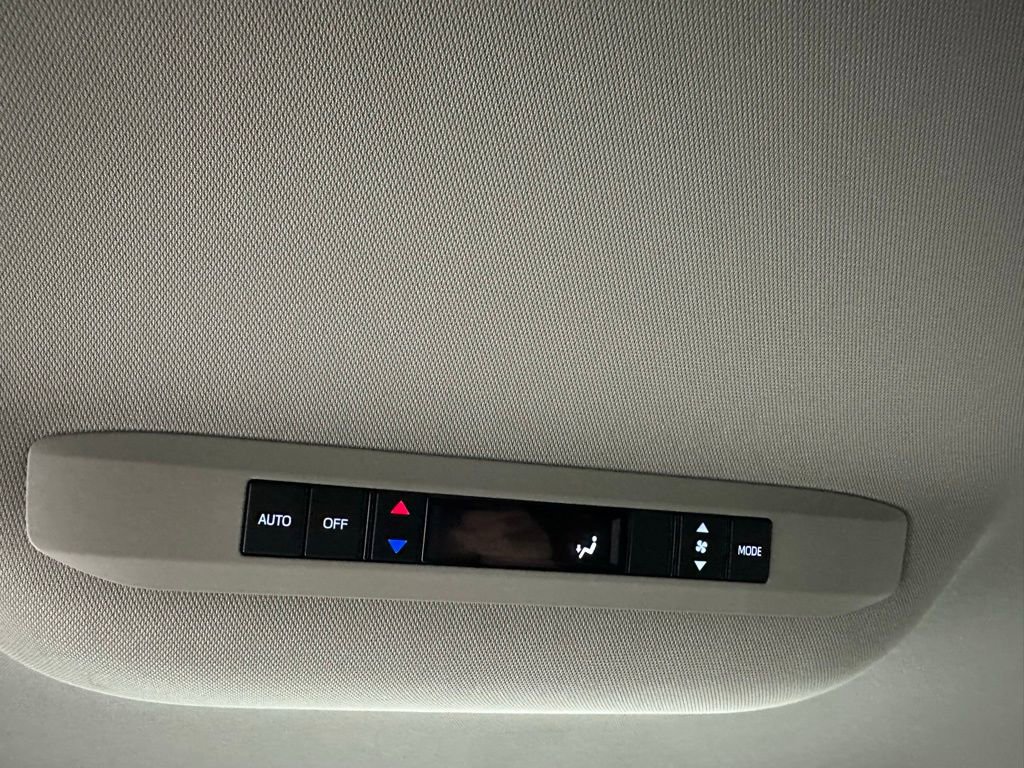 Used 2025 Toyota Sienna LE image 48