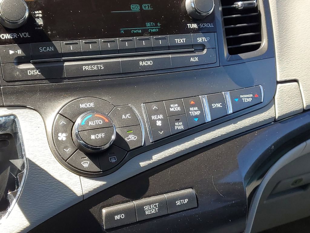 Used 2014 Toyota Sienna LE FWD image 24