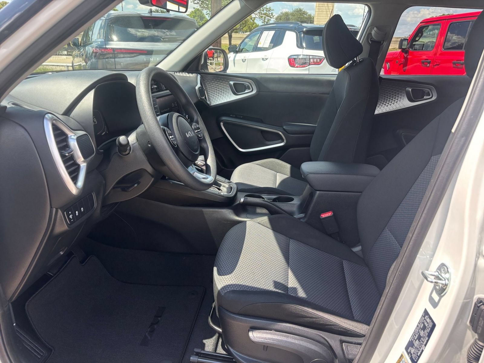 Used 2025 Kia Soul LX w/ LX Technology Package FWD image 23