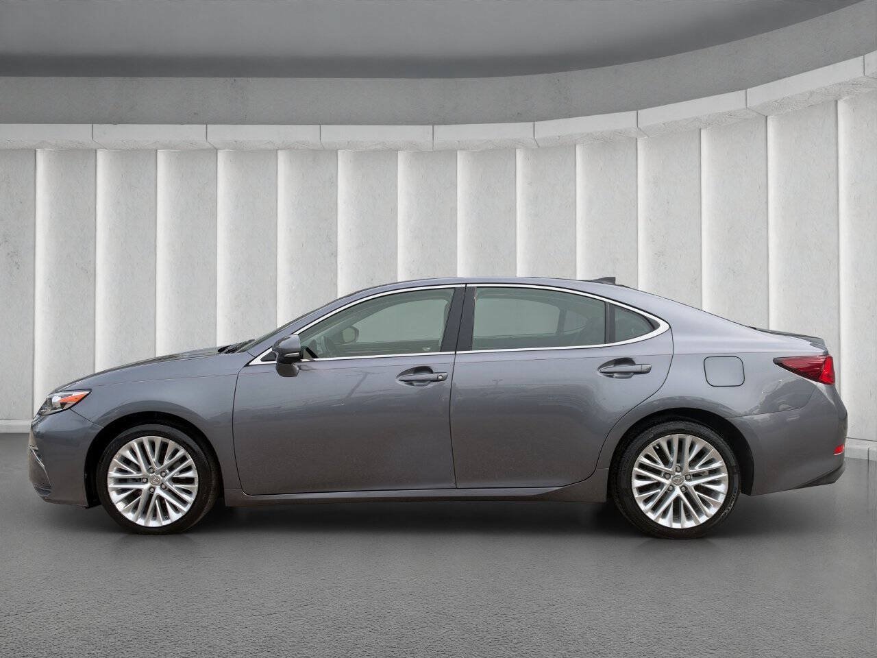 Used 2016 Lexus ES 350 w/ Ultra Luxury Package FWD image 2