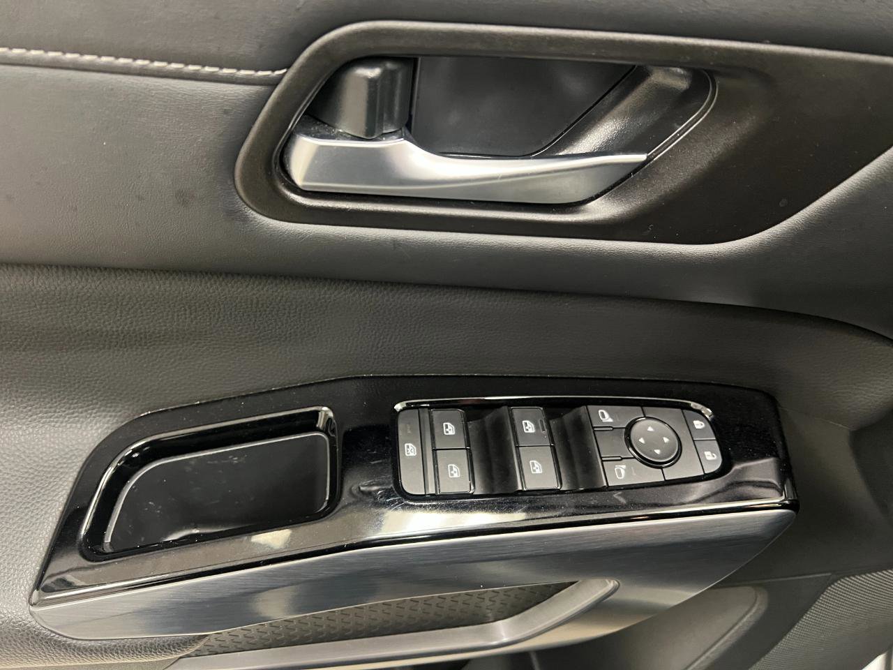 Used 2025 Nissan Pathfinder SL image 32