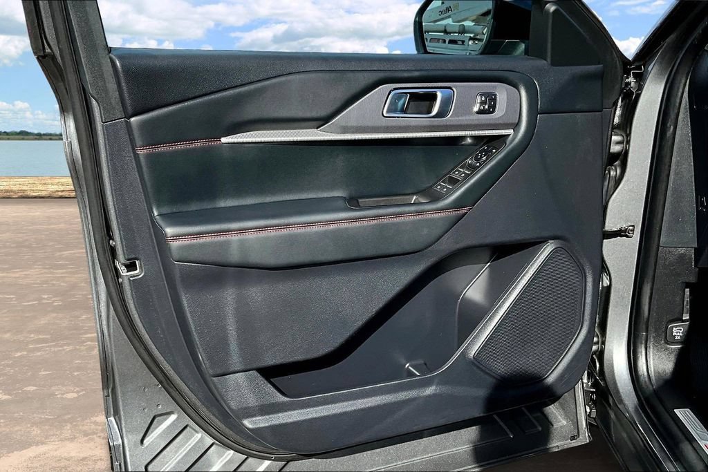 Used 2025 Ford Explorer ST-Line w/ Premium Package RWD image 22