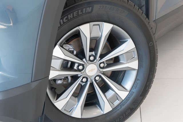 Used 2025 Chevrolet Equinox LT w/ Convenience Package II AWD/4WD image 2