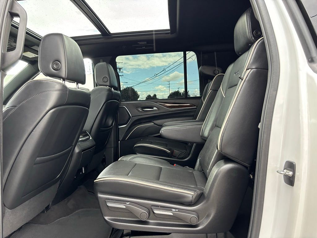 Used 2024 Cadillac Escalade ESV Premium Luxury AWD/4WD image 10