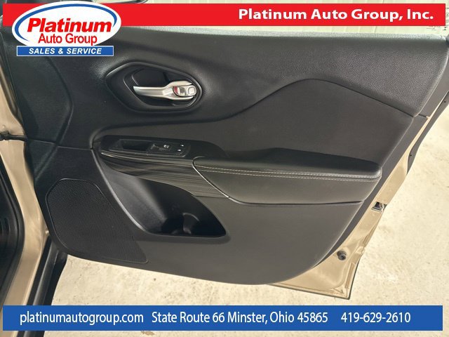 Used 2015 Jeep Cherokee Latitude w/ Comfort/Convenience Group AWD/4WD image 39