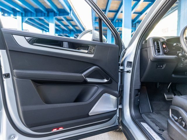 Certified 2026 Porsche Cayenne S AWD/4WD image 24