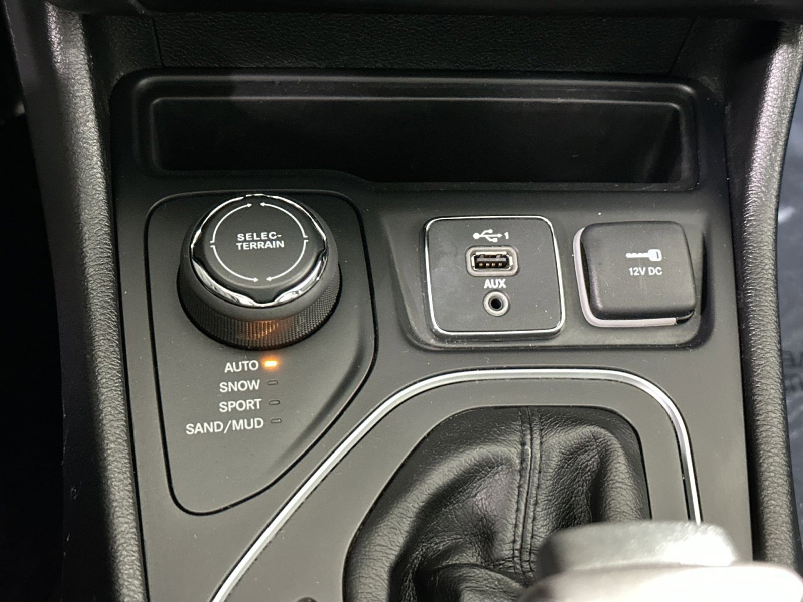 Used 2019 Jeep Cherokee Latitude Plus w/ Comfort/Convenience Group image 25