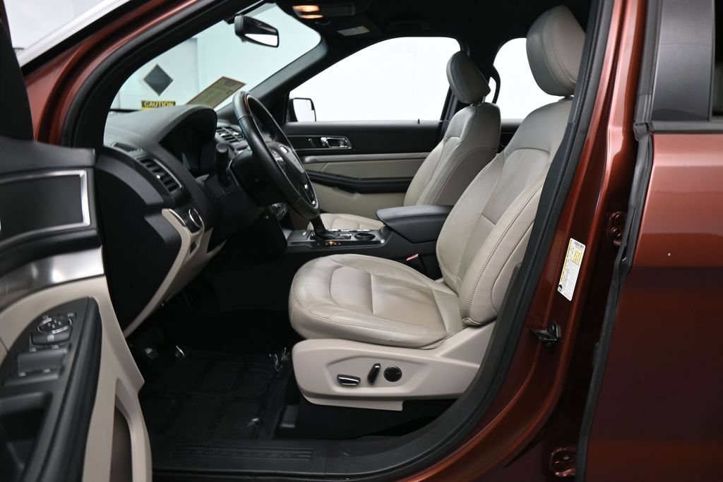 Used 2018 Ford Explorer XLT w/ Equipment Group 202A FWD image 11