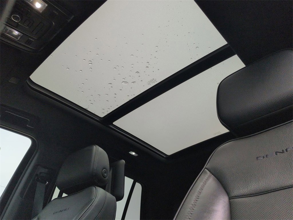 Used 2023 GMC Yukon Denali w/ Denali Reserve Package image 7