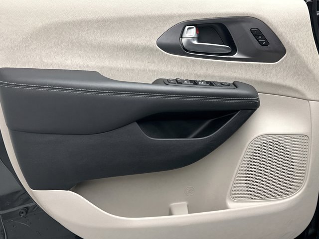 Used 2023 Chrysler Pacifica Touring-L FWD image 9