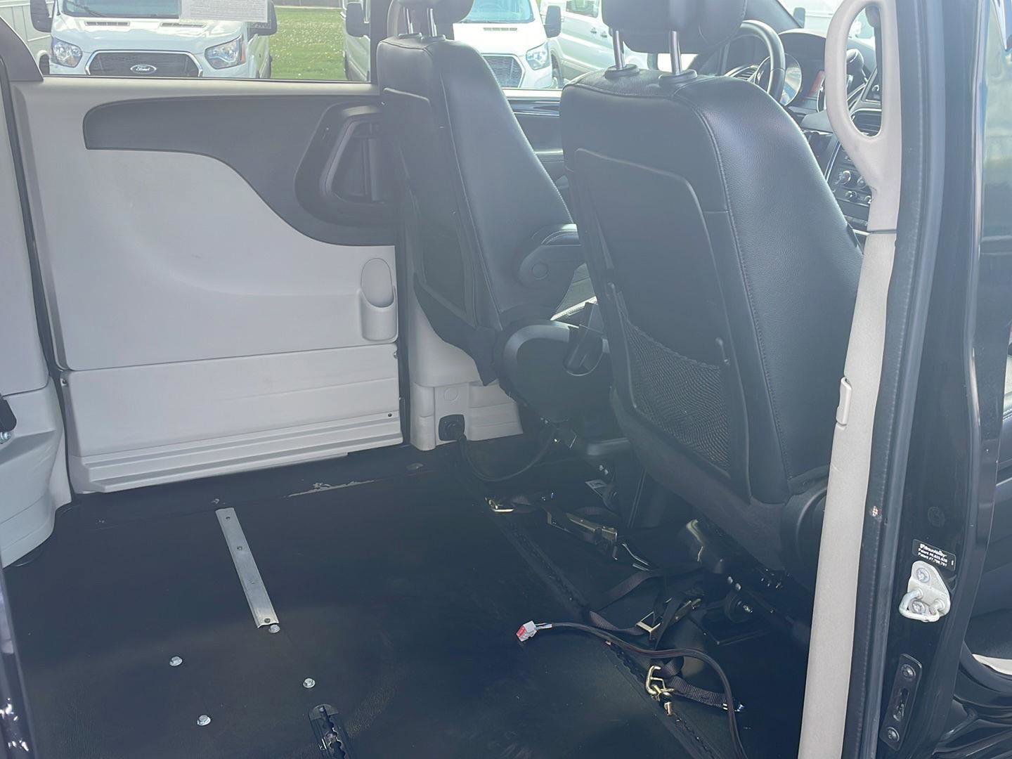 Used 2017 Dodge Grand Caravan SXT w/ Rear Park Assist Package FWD image 26