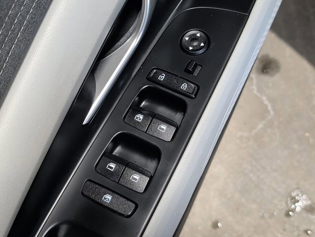 Used 2023 Hyundai Elantra Limited image 31