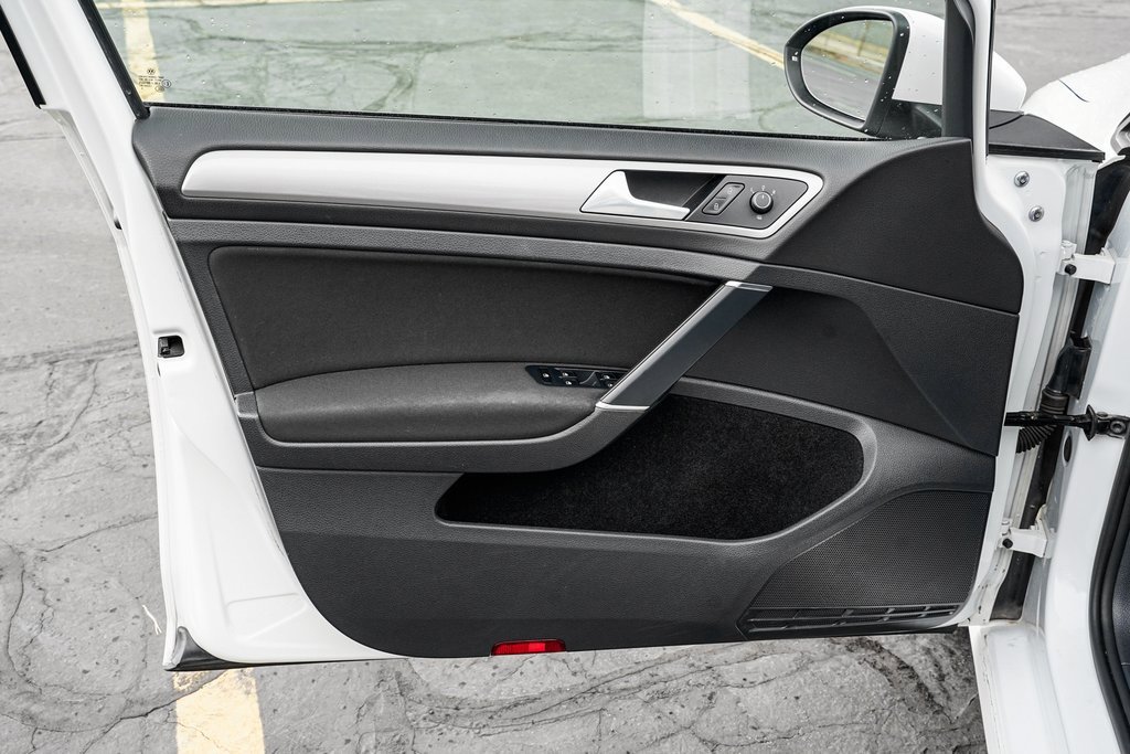 Used 2016 Volkswagen e-Golf SE w/ DC Fast Charging Package image 9