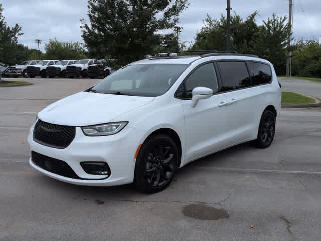 Used 2022 Chrysler Pacifica Limited w/ Uconnect Theater Family Group AWD/4WD image 4