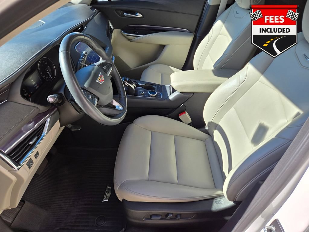 Used 2023 Cadillac XT4 Luxury w/ Cold Weather Package FWD image 13